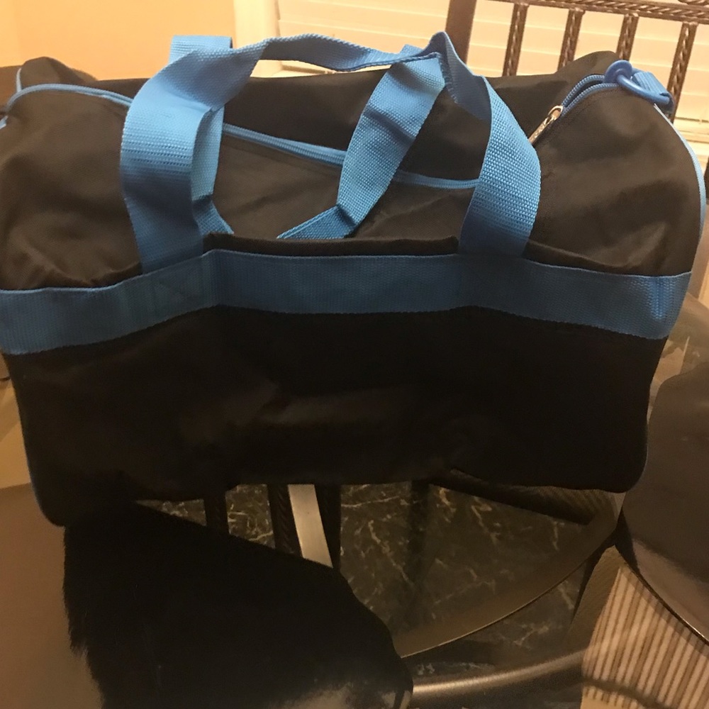 NWT ~ Disney Mickey Mouse 18” Duffle Bag - Picture 5 of 8